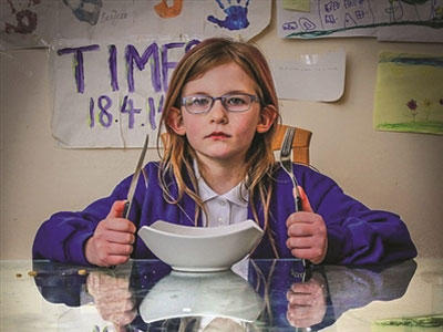 英国现7岁“超能”女孩：不饿不困不会痛